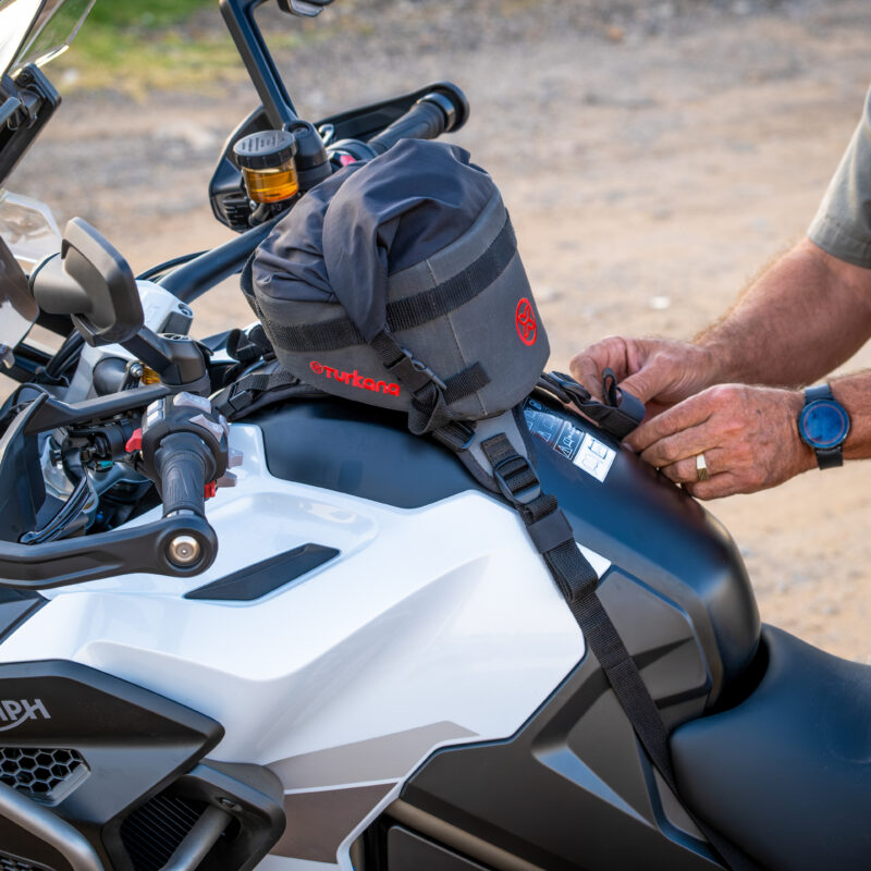 quickly transition between different motorcycles or remove it when refuelling. GeckoGrip™ hugs your tank